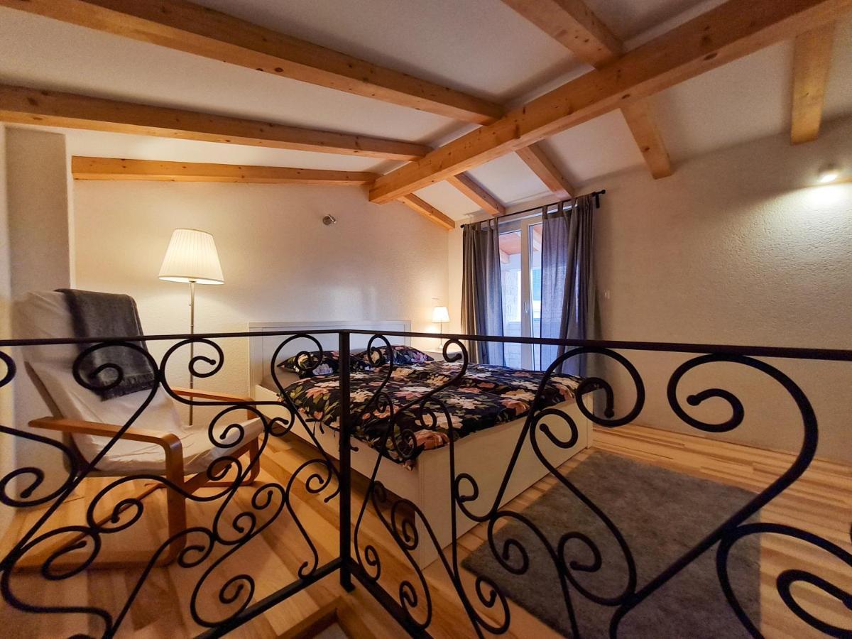 Sweet House And Apartment Ровин Екстериор снимка