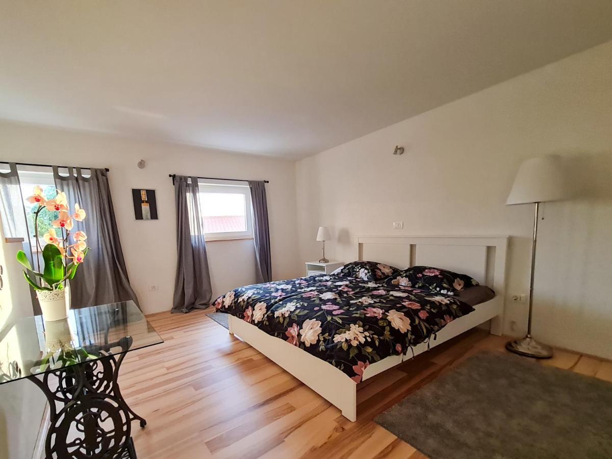 Sweet House And Apartment Ровин Екстериор снимка