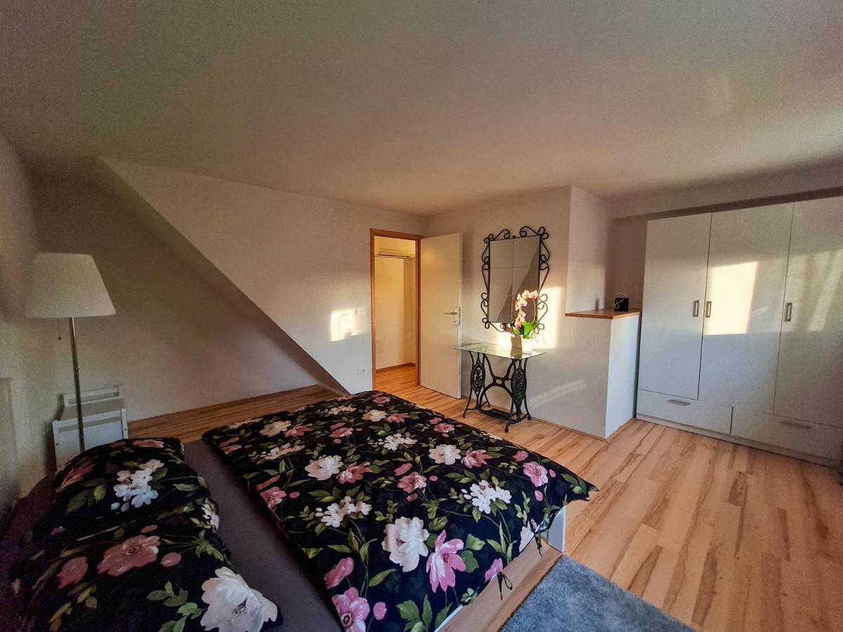 Sweet House And Apartment Ровин Екстериор снимка