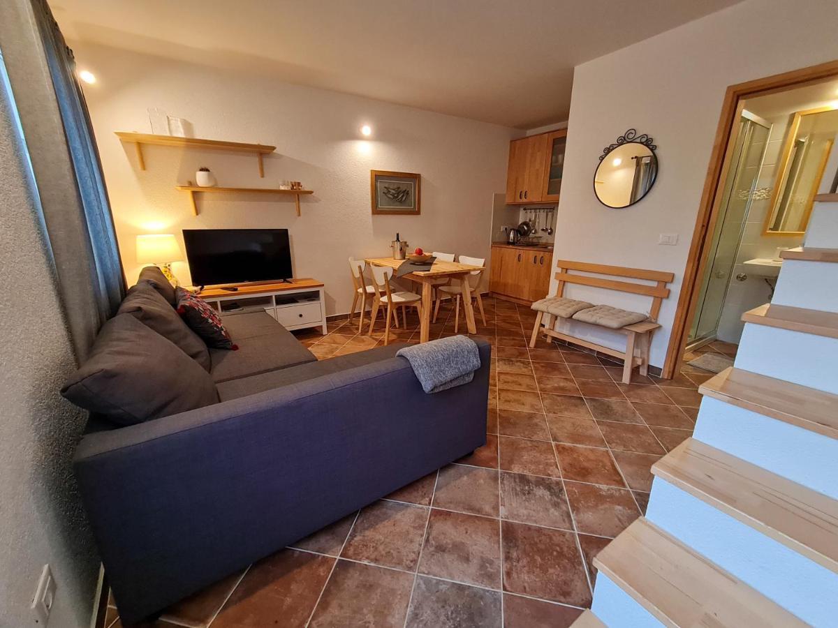 Sweet House And Apartment Ровин Екстериор снимка
