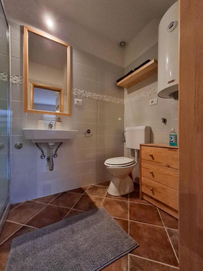 Sweet House And Apartment Ровин Екстериор снимка