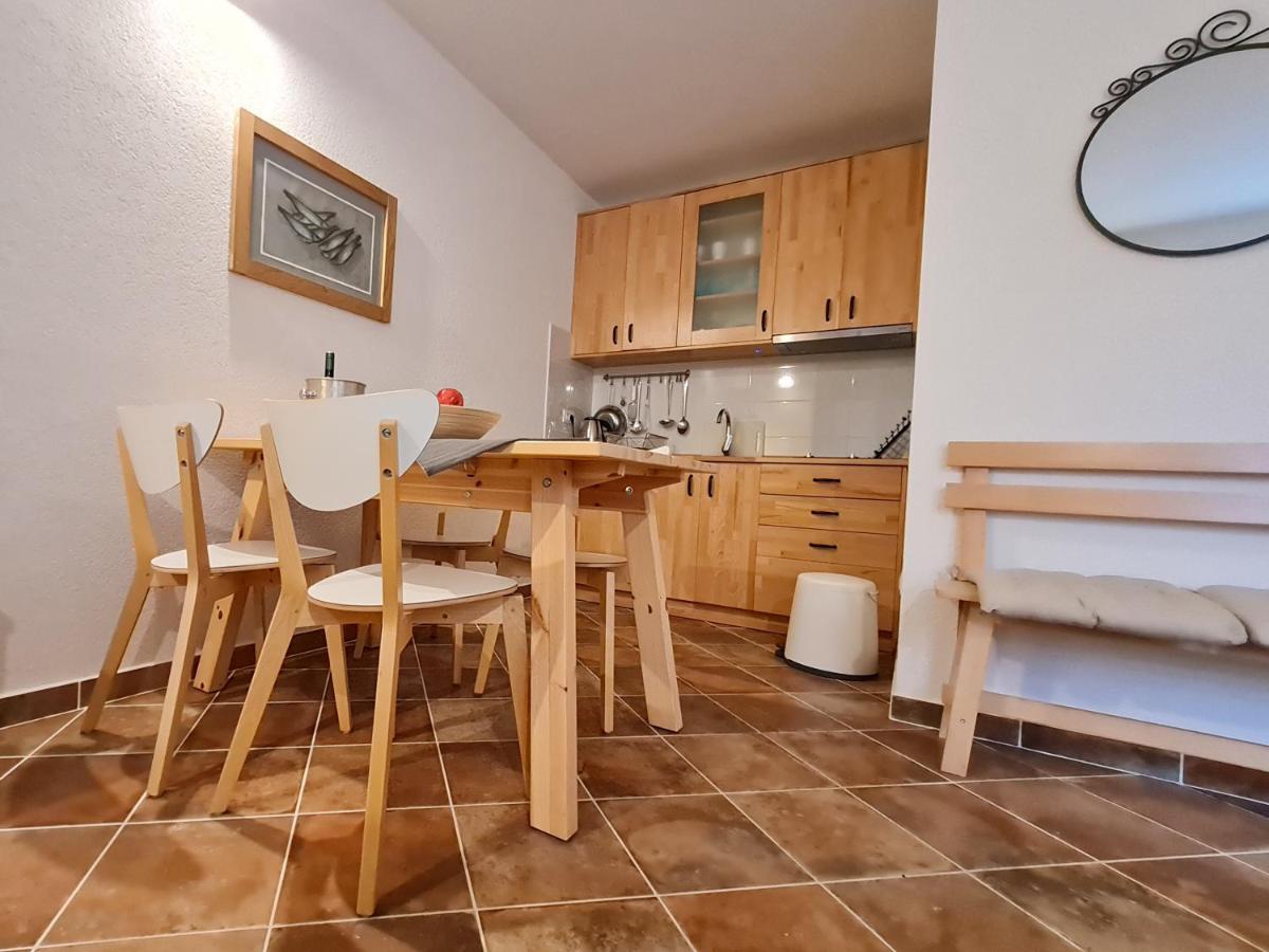 Sweet House And Apartment Ровин Екстериор снимка