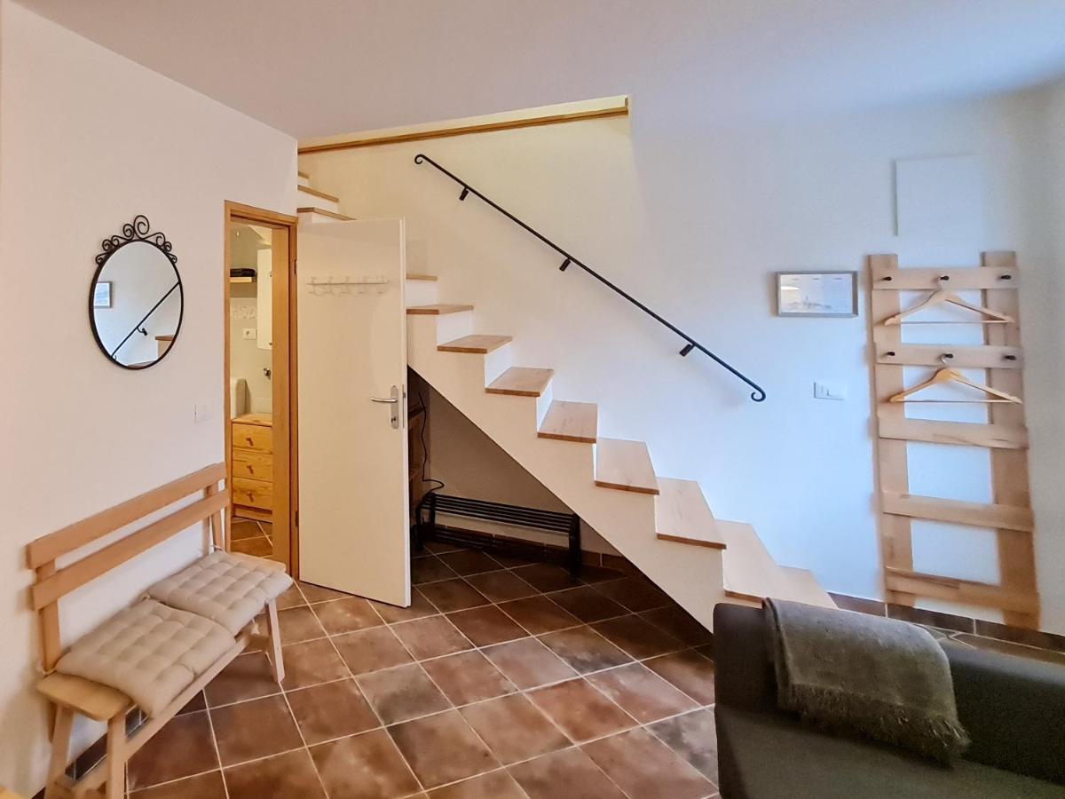 Sweet House And Apartment Ровин Екстериор снимка