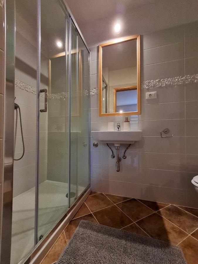 Sweet House And Apartment Ровин Екстериор снимка