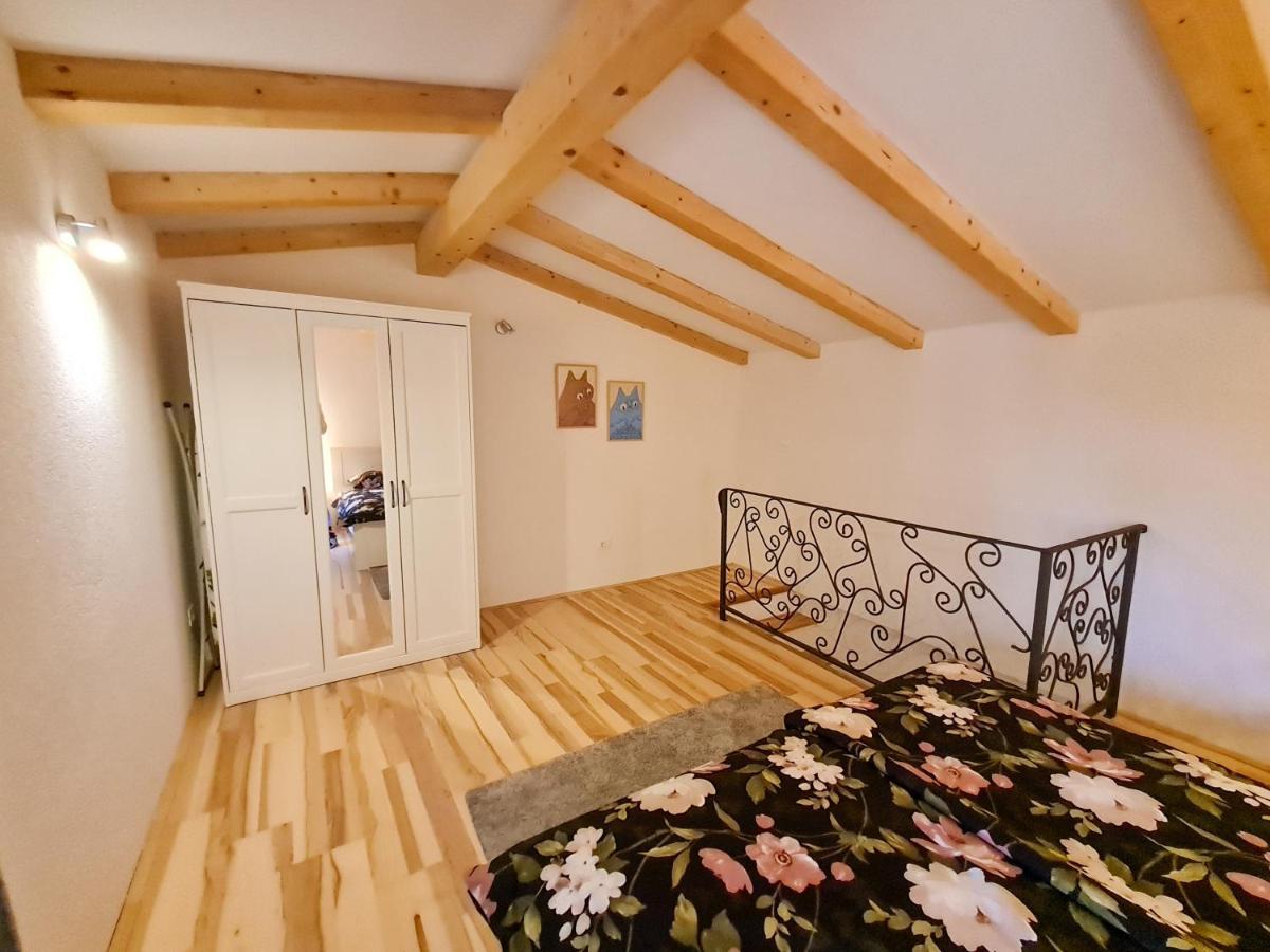 Sweet House And Apartment Ровин Екстериор снимка