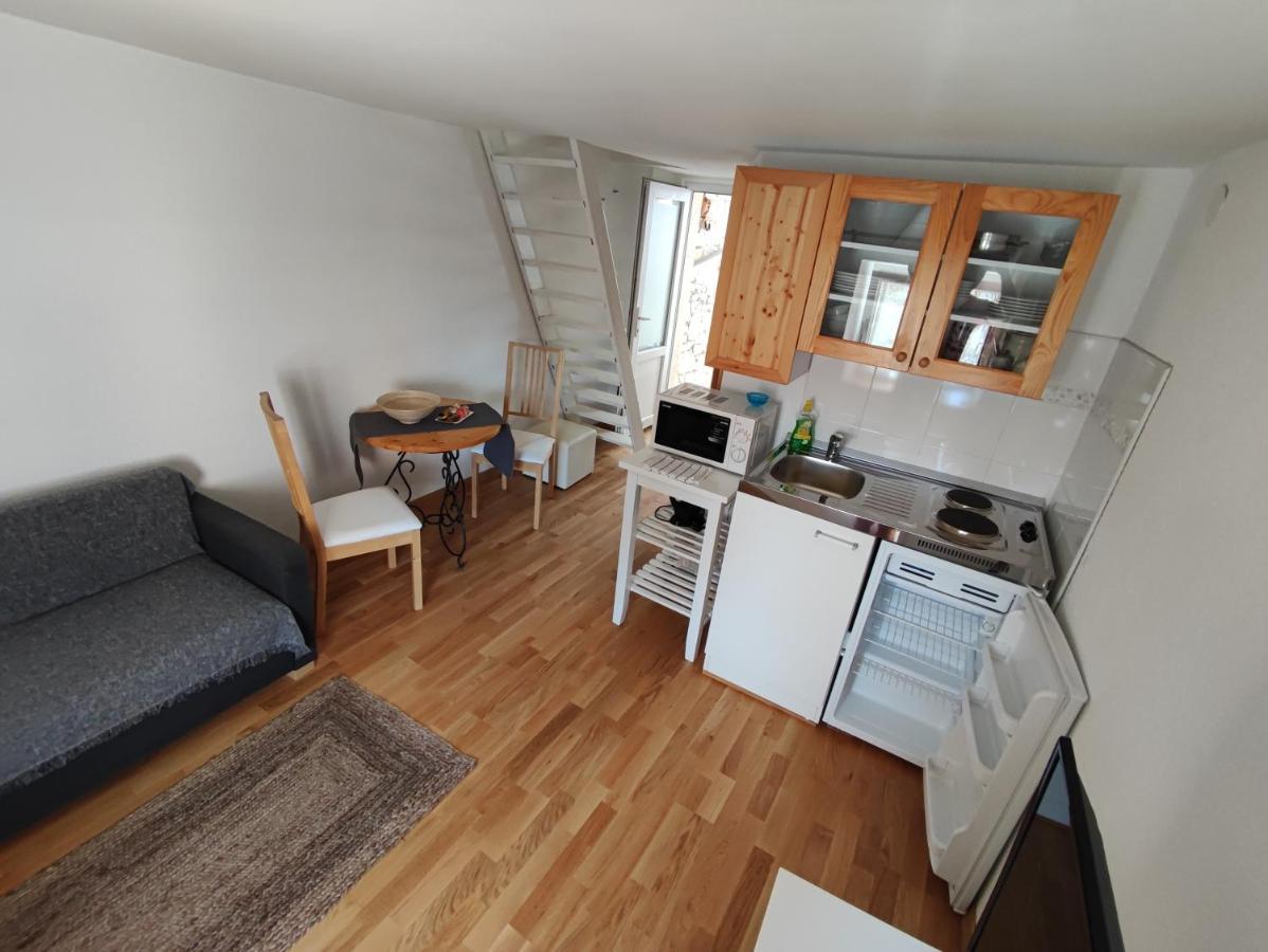 Sweet House And Apartment Ровин Екстериор снимка